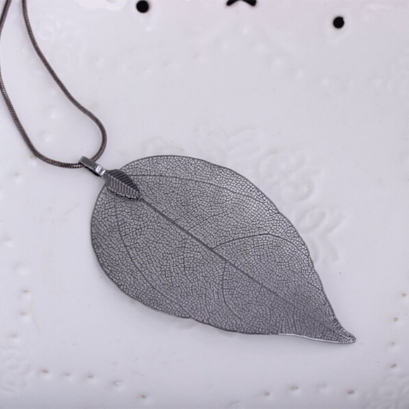 Black leaf necklace - Picture 4 of 4